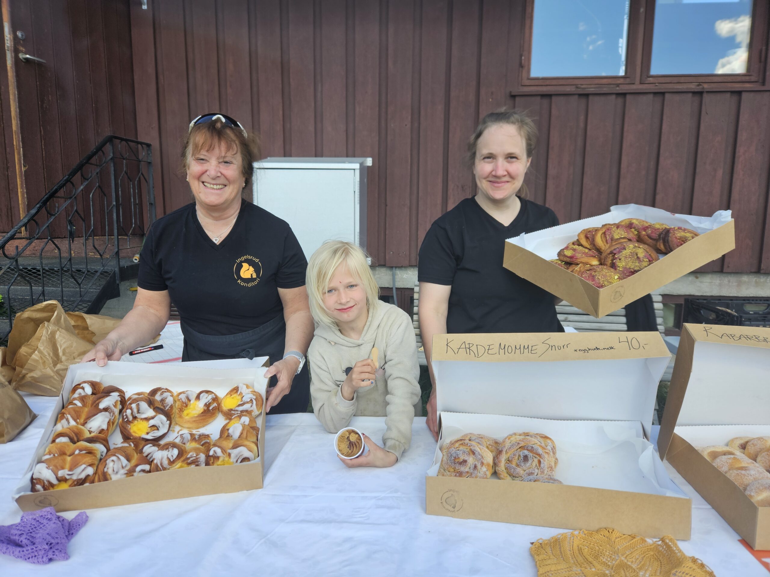 Andrea Ingelsrud stilte fra Ingelsrud Konditori med deilige boller. Hun hadde med seg datteren Sigrid og svigermor Anne Sigvartsen.