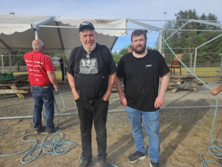 Øyvind Ånerud og Finn Lund stilte opp til en prat selv om de var i full gang med opprigg av årets MC Rock.