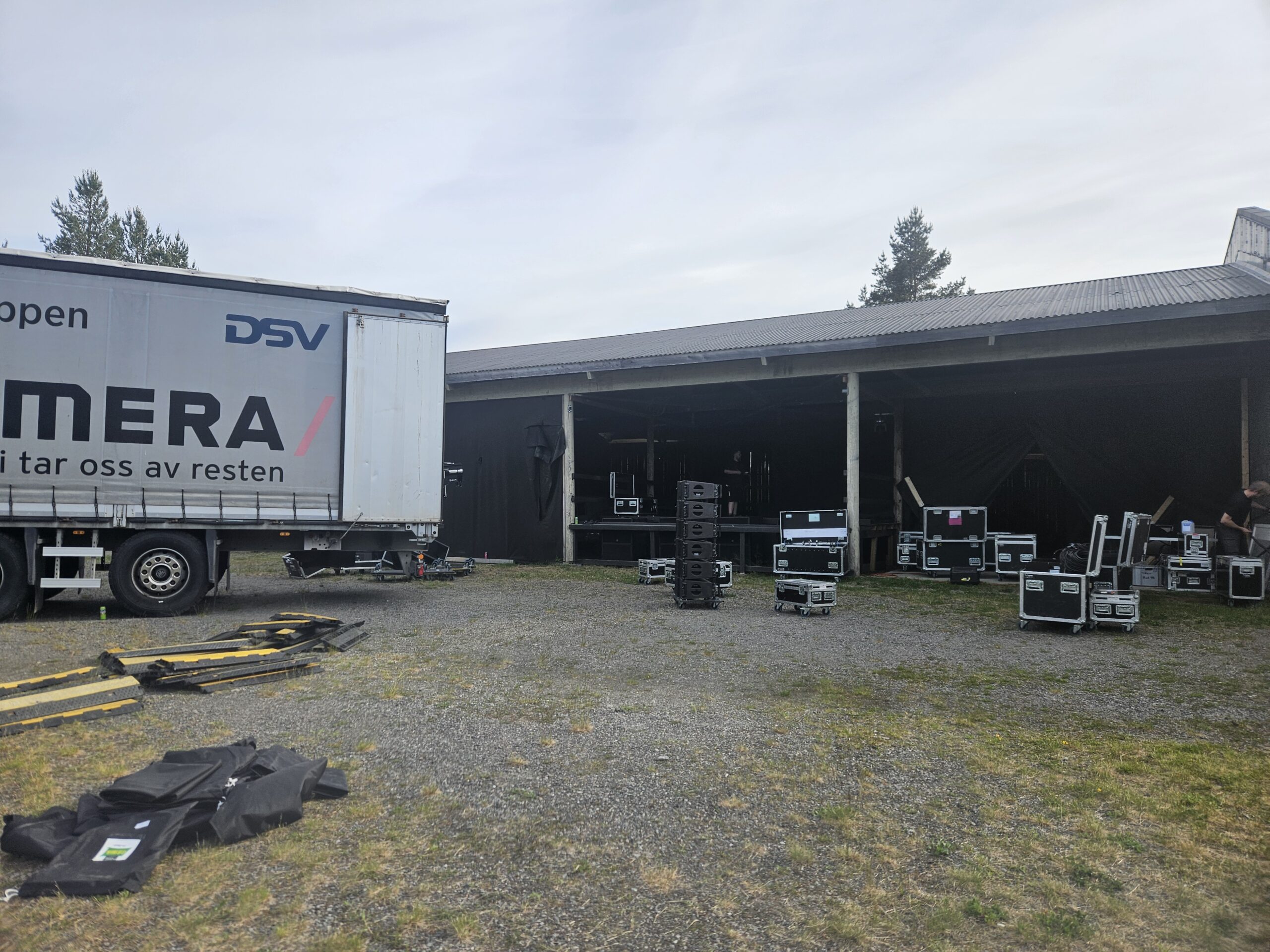 Det største og mest tidkrevende prosjektet er å få på plass musikkanlegg og lys på scenen. På torsdagskvelden er de godt i gang.