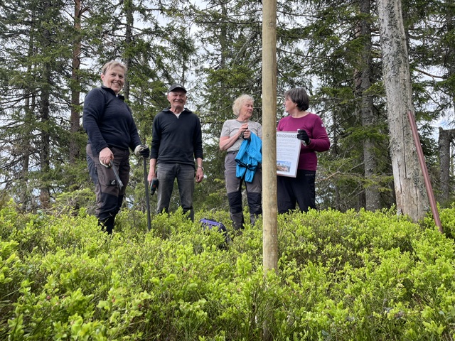 En del av stigruppa var tidligere i år ute og satt opp informasjonsskilt ved kulturminnene. Fra venstre: Bente Rudberg, Jan Sundnes, Anga Sæthern og Britt Ingelsrud. I stigruppa er også Roger og Erik Gulbrandsen med.