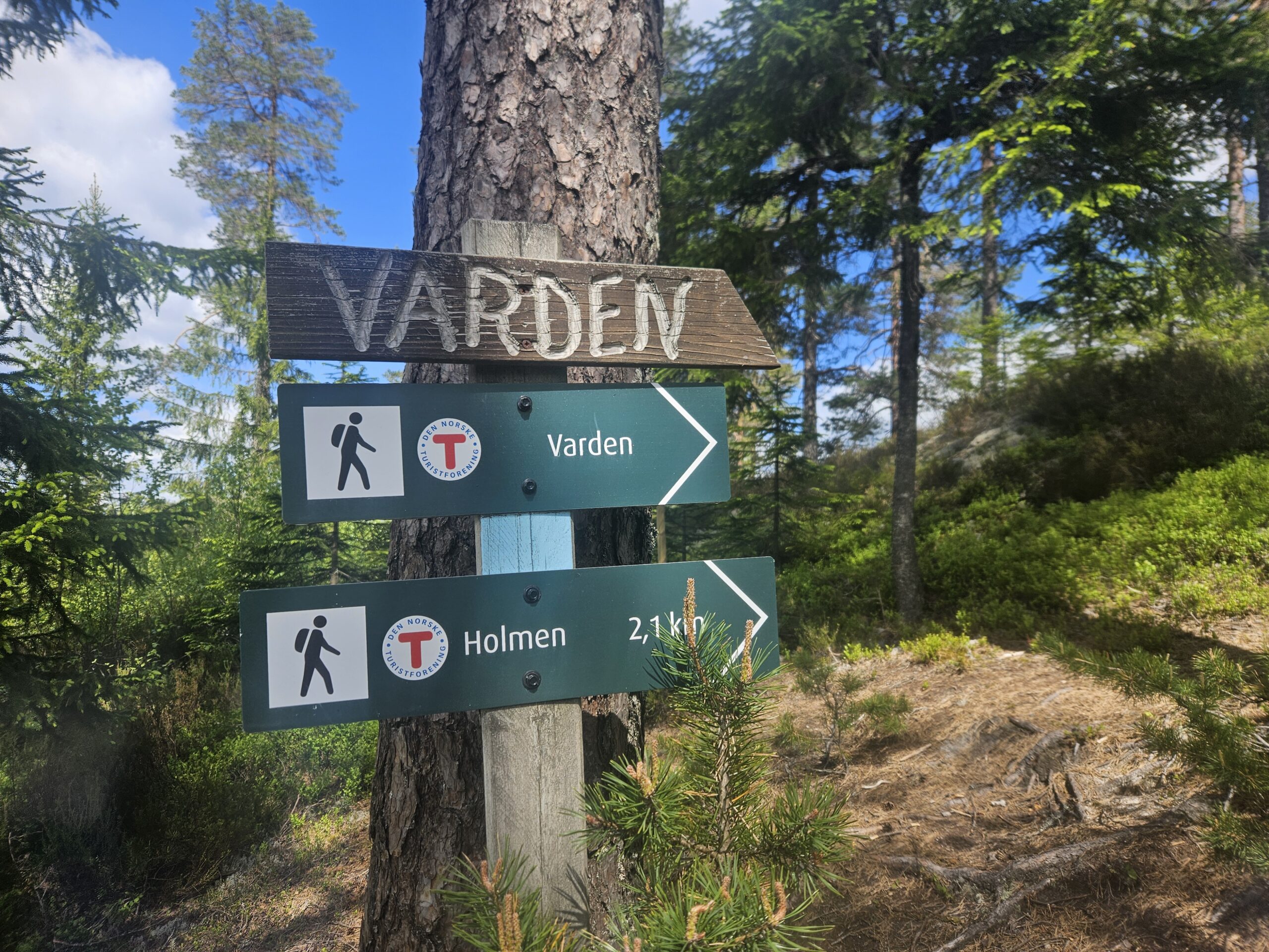 Flere skilt er satt opp som viser vei til både stier og kulturminner.