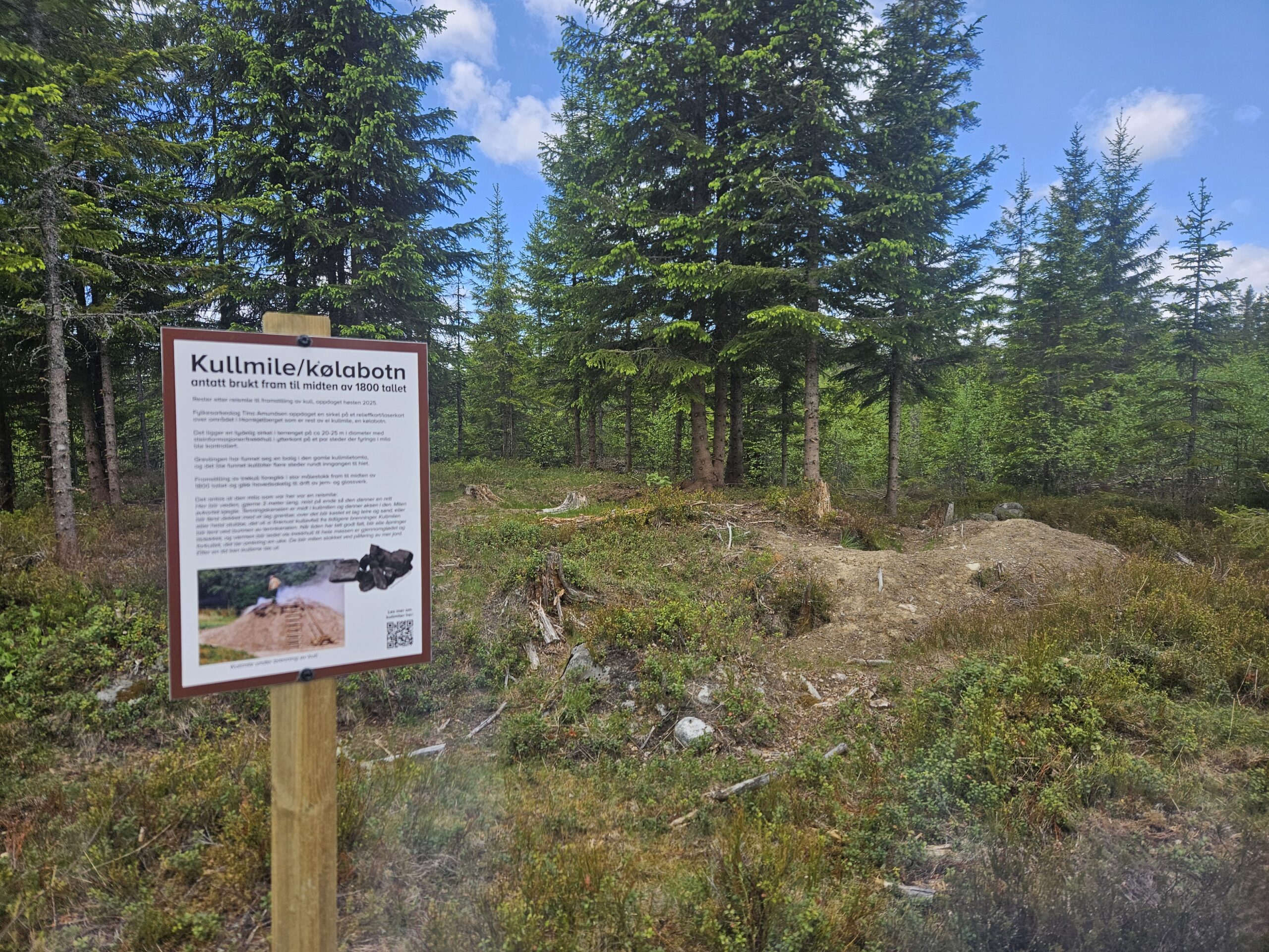 Informasjonstavle ved kullmila er på plass.