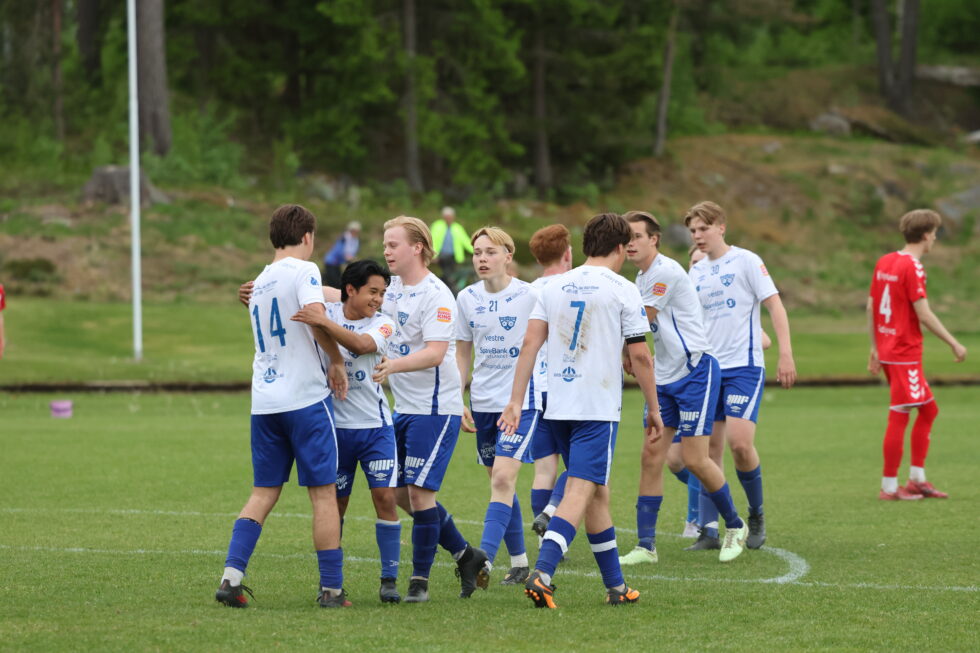 Full jubel etter at Andre Aurbakken (nr 14 på ryggen) satte inn 2-0 målet for Eidskogs G19-lag.