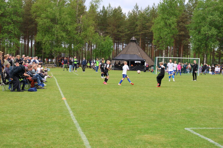 Publikum heiet frem lagene på Grensecupen på Magnor lørdag.