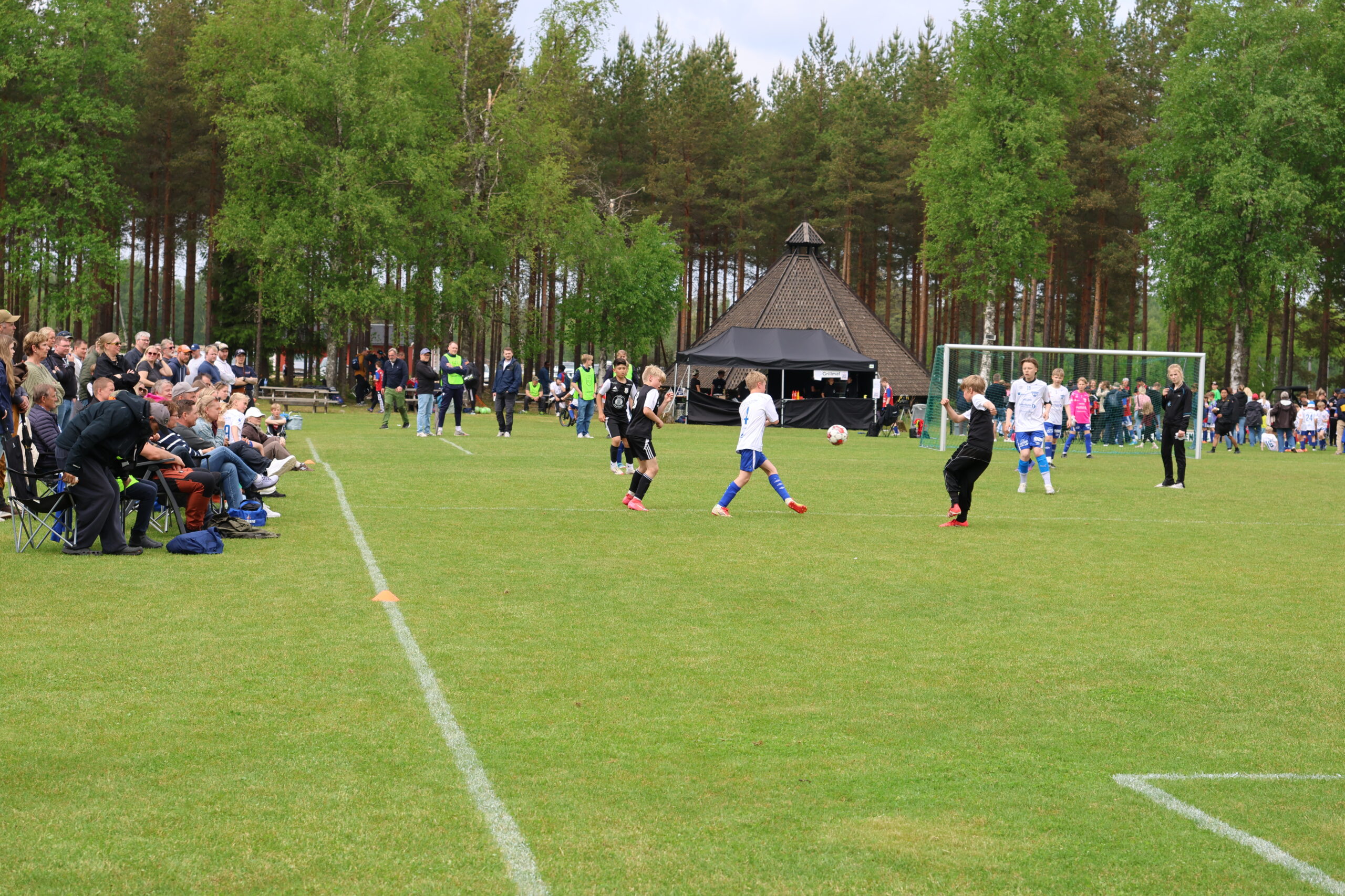 Publikum heiet frem lagene på Grensecupen på Magnor lørdag.