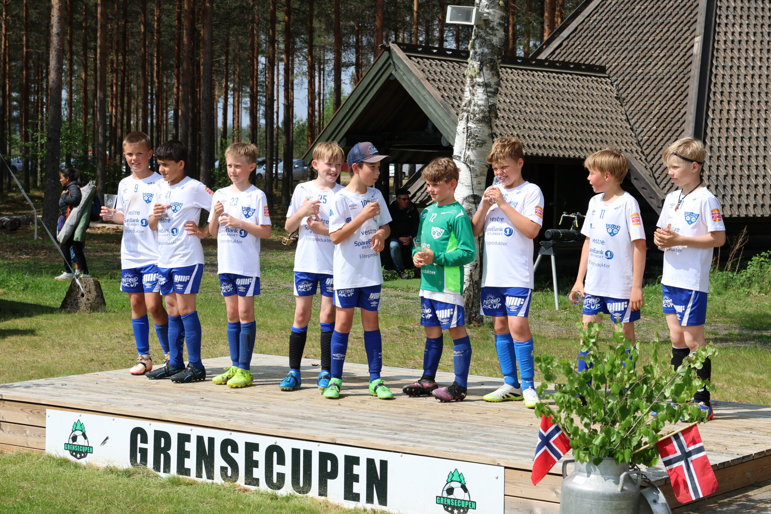 Eidskog Fotball var godt representert med flere lag. Her er det et av G10-lagene som får premie etter spilte kamper.