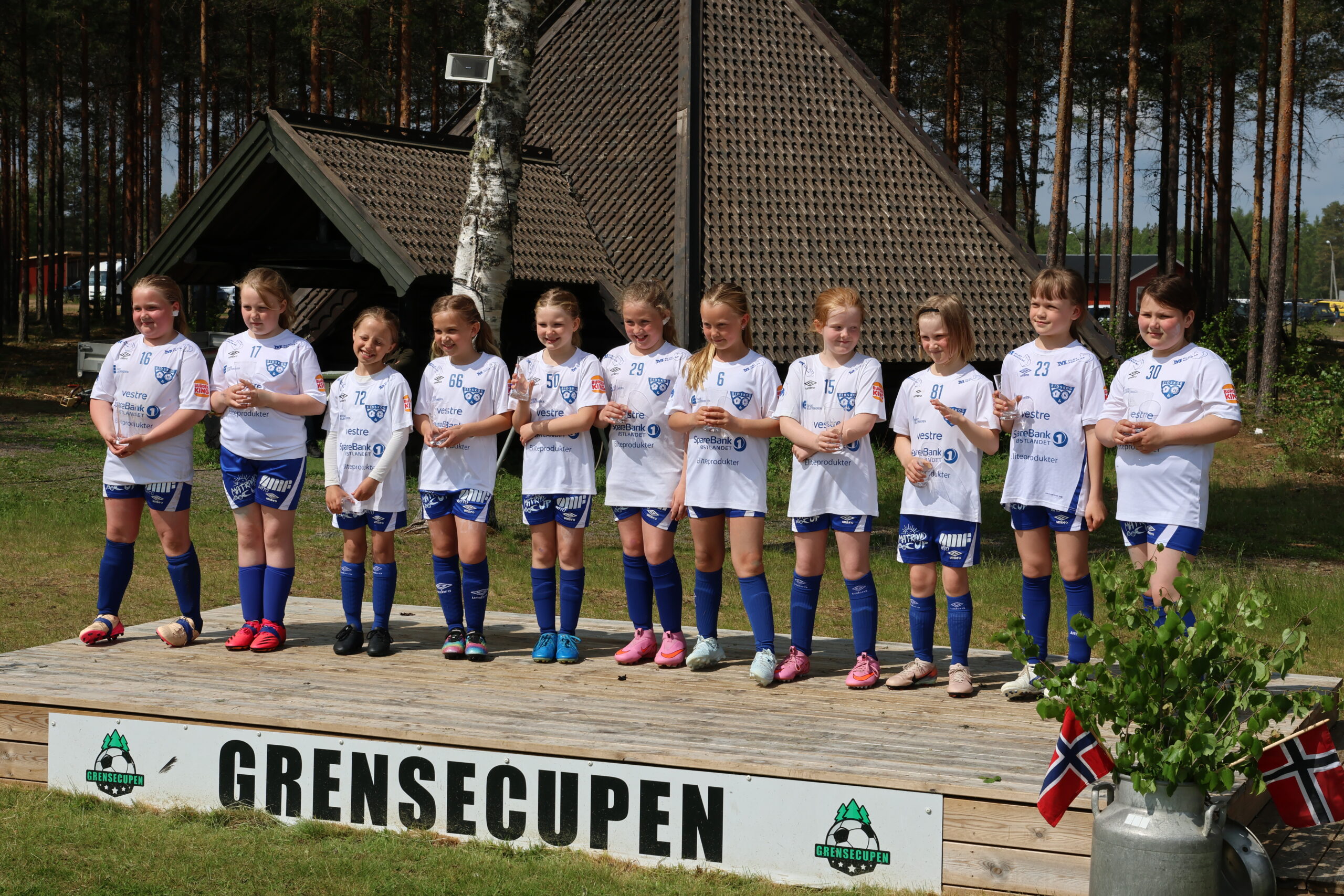 Eidskog J9 på premiepallen etter å ha spilt sine kamper.