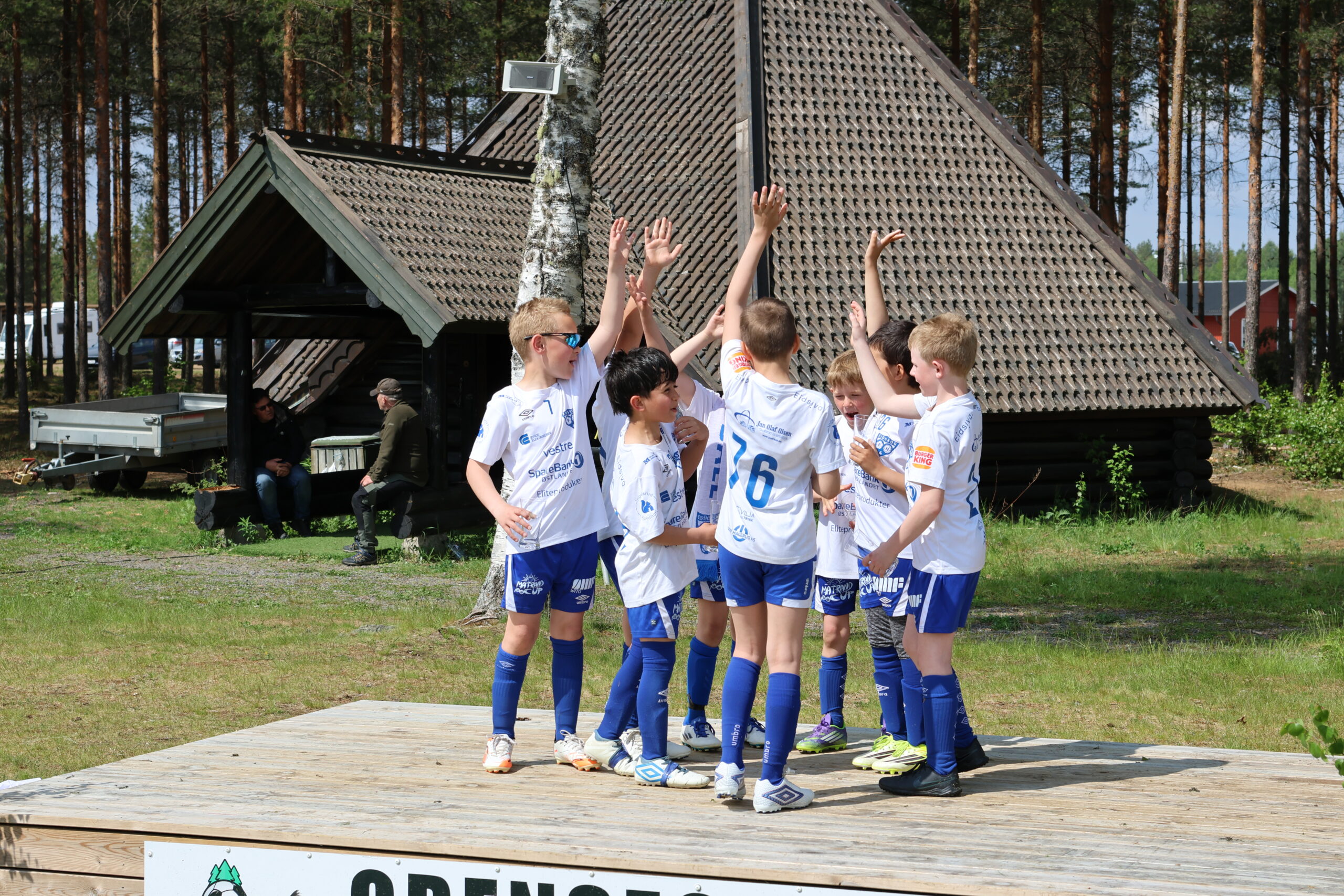 Eidskog G9 feiret premiene med heiarop og high five.