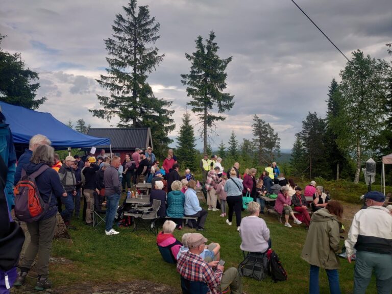 Nærmere 200 personer tok beina fatt og gikk til Hornkjøltoppen for å oppleve Branntårnfestivalen lørdag ettermiddag.