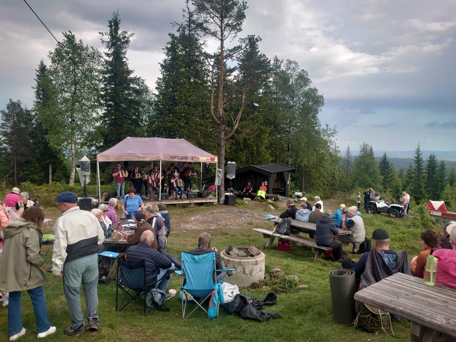 Søndre Finnskogen Spellemannslag spilte på festivalen i fjor og kom tilbake i år til publikums store glede.