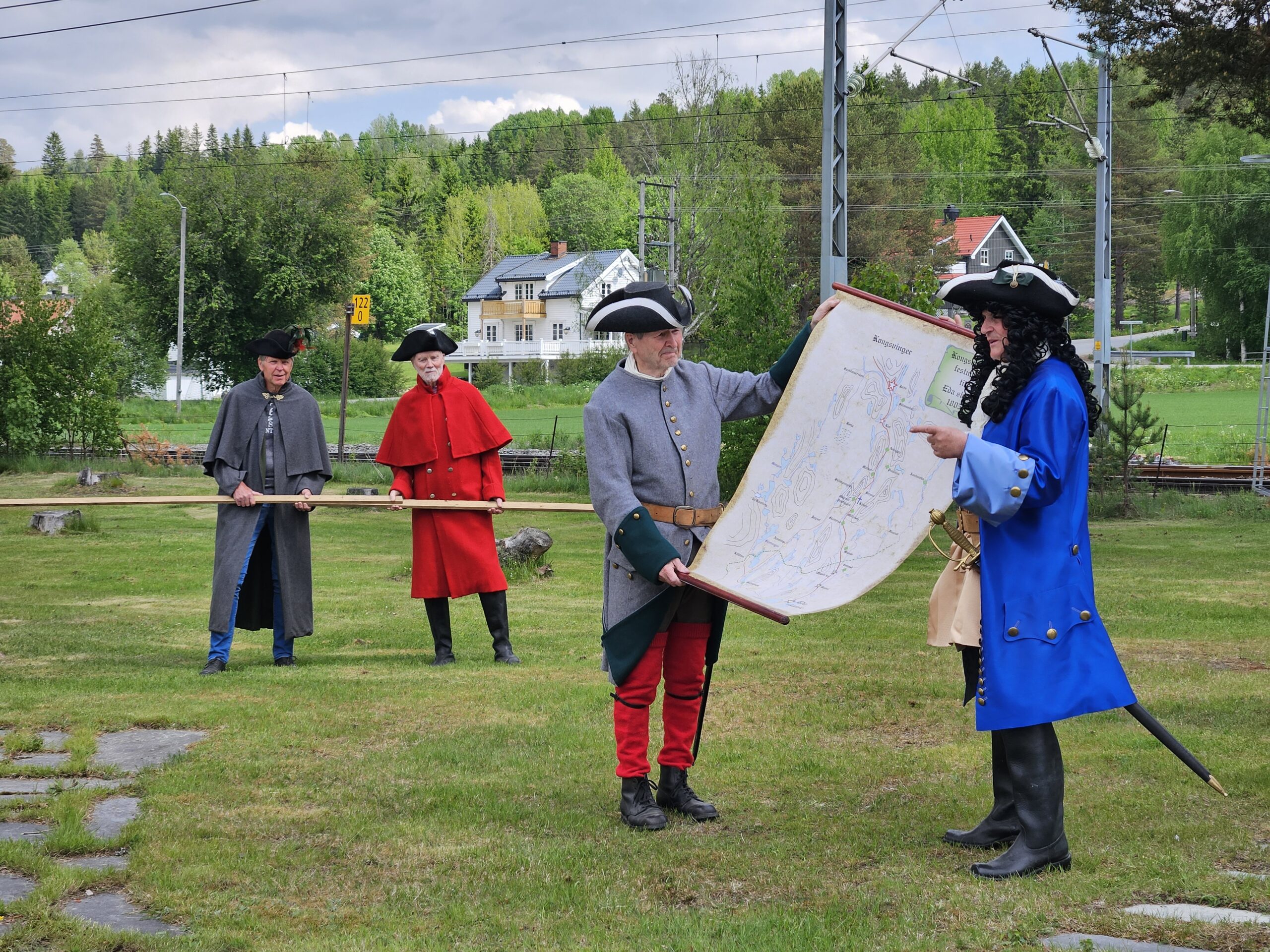 Fire historiske menn fra 1645 dukket opp. De fortalte historien om kongeveien og viste fram kartet.