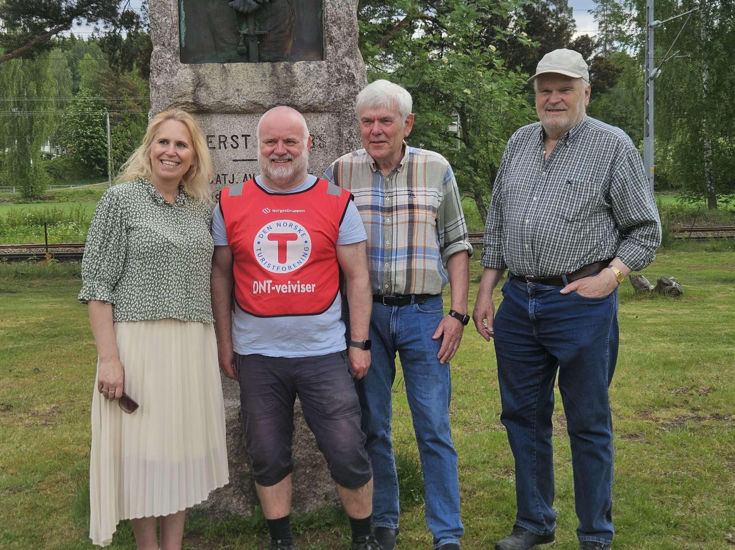 Ordfører Kamilla Thue, Trond Asle Daltveit fra DNT Finnskogen og Omegn, Ivar Skulstad og Per Arne Gransæther. Skulstad og Gransæther har jobbet med prosjektet siden 2019.