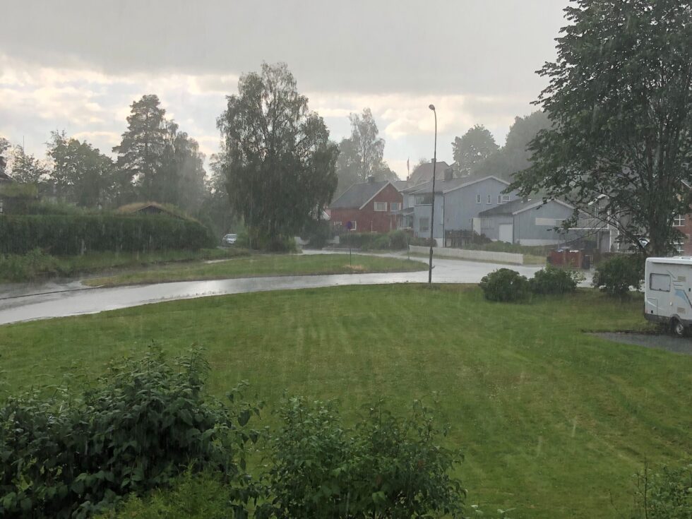 Borte i det fjerne reiste oppholdsværet, og mørke skyer tok over. Slik må vi regne med at det blir de neste dagene, tror Meteorologisk Institutt.